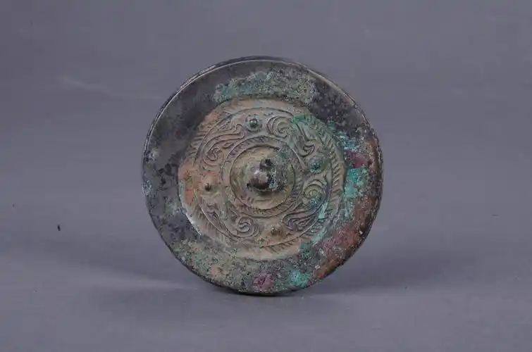 汉四乳四虺纹铜镜