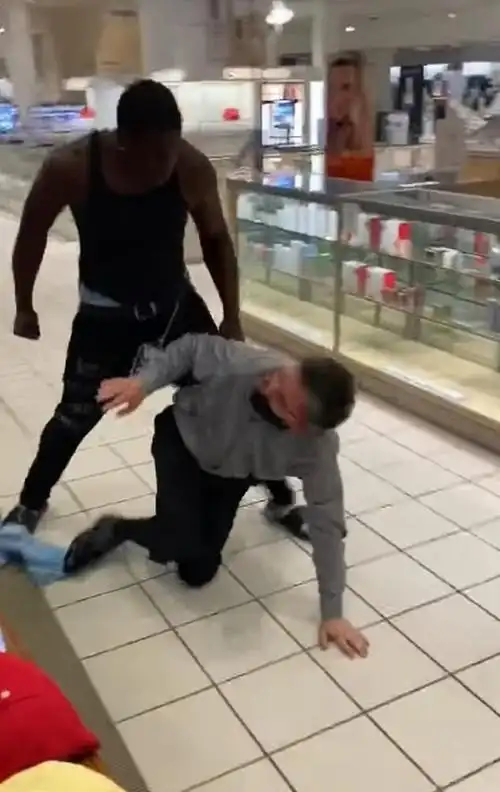 现场曝光!美国黑人暴打商场白人员工,网友一边倒叫好,真相打脸