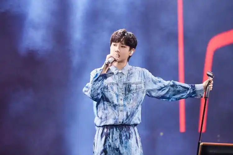 汪苏泷新专辑《21世纪罗曼史》发行