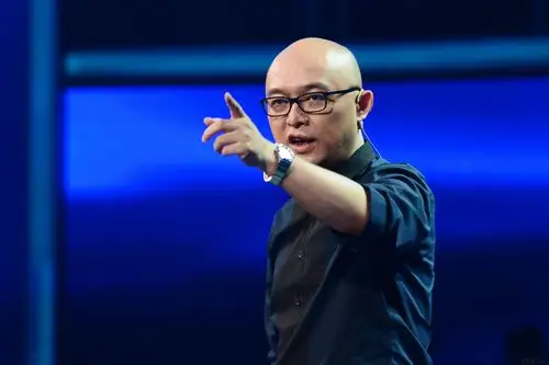 据说孟非之所以会光头,是因为他自己有掉头发的毛病,到后来头发都掉得