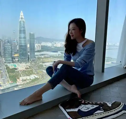 熊黛林晒照超大脚引网友关注现住豪宅曝光20万一平