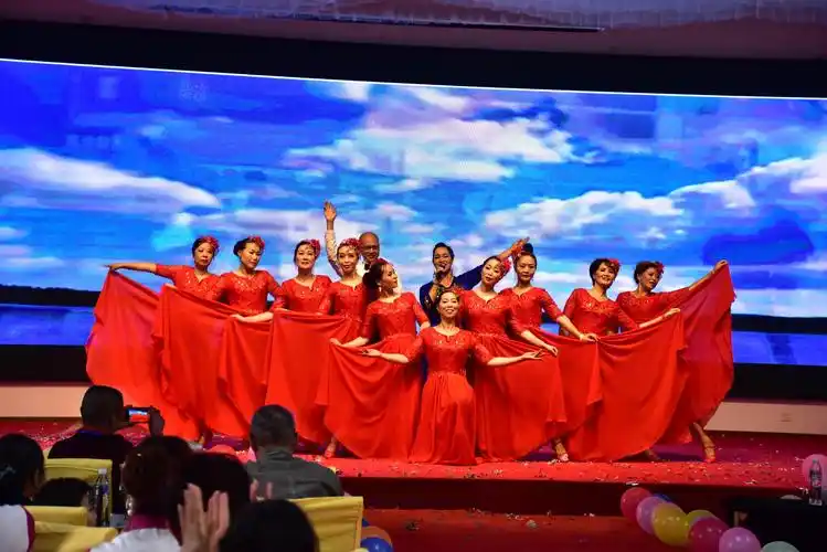 大气的舞蹈!我和我的祖国!漂亮的结束了造型!