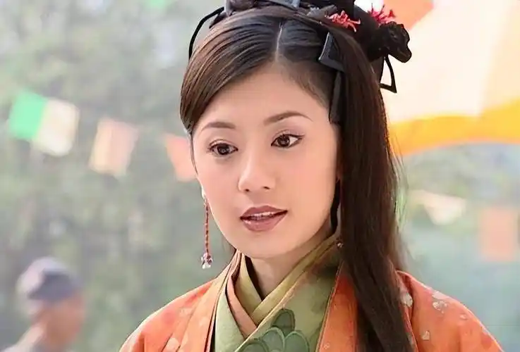 之后出演的一些古装剧把她"古装女神"的称号加深23岁时,贾静雯获得