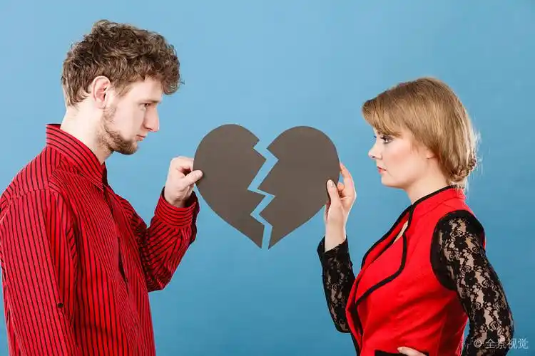 情侣_伤心_分手_离开_情感_人_年轻_两个_一半_破损_爱人_高清图片