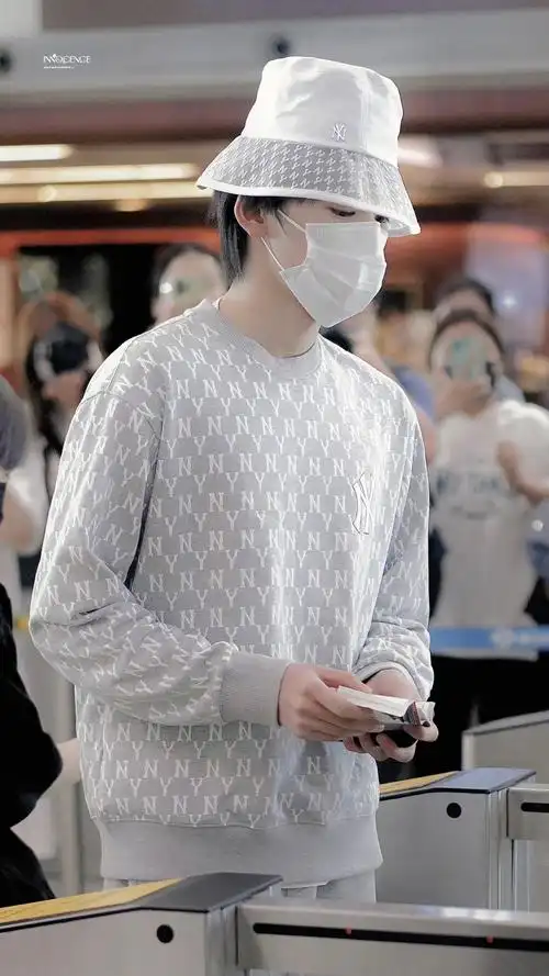 宋亚轩今日份机场饭拍今天是一身灰色的运动风的小宋老师