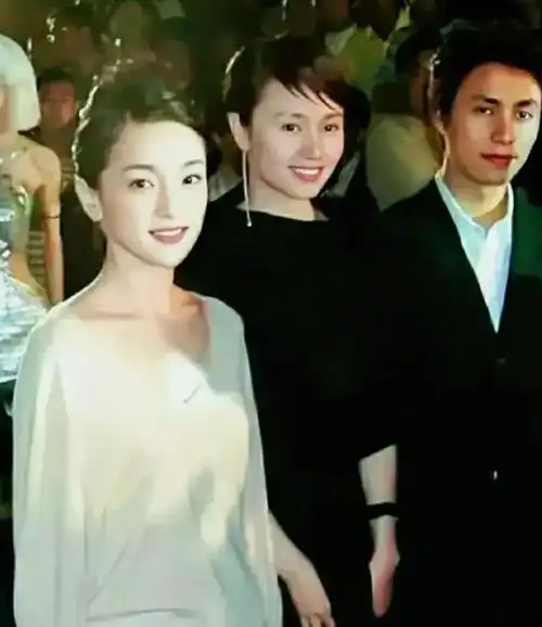 周迅又黑又瘦究竟算美女吗看她与章子怡袁泉同框就知道