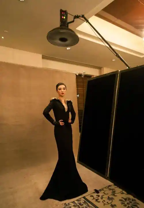 黄奕真深藏不露穿斑马纹长裙走红毯披上皮草满是贵妇感