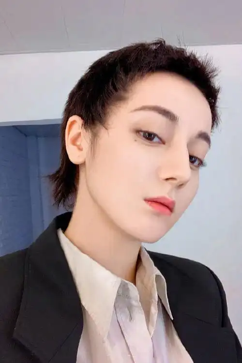 迪丽热巴短发酷帅自拍照图片22