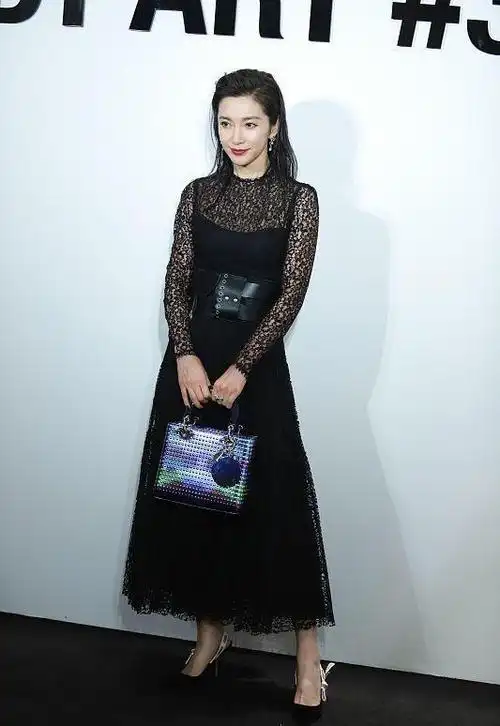 李冰冰的长相真的很大气穿黑色蕾丝裙好妩媚镂空也不庸俗
