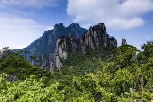 三青山位于江西上饶县,这里森林密布,奇特山峰耸立,造型各异,放眼望去