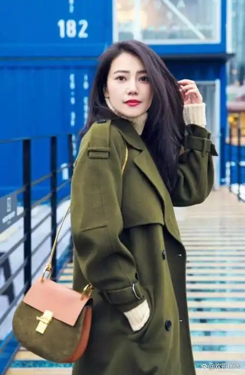 高圆圆一直以清新简约的穿衣风格,成为大家喜欢的街拍达人之一.