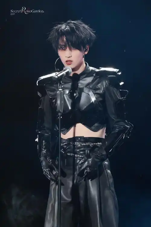 翔霖超话#严浩翔 熠立二十与光冠冕#  暗色的羽翼装饰你,隐于仲夏夜晚