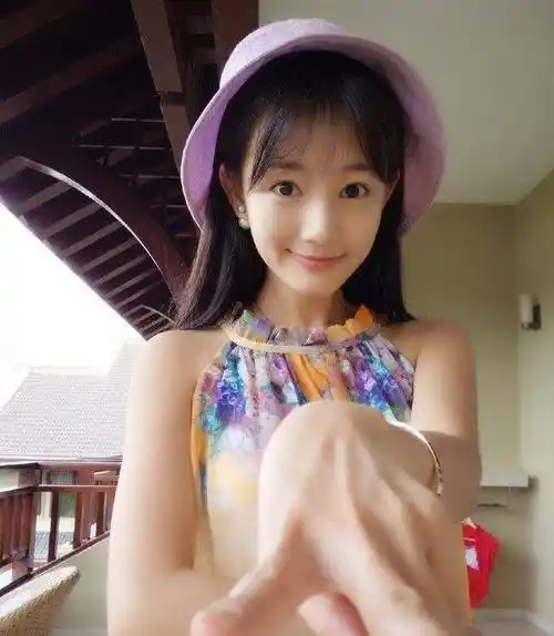 刚出道的李一桐,穿护士服好美,最无奈找不到自己的眉毛_于正_片场