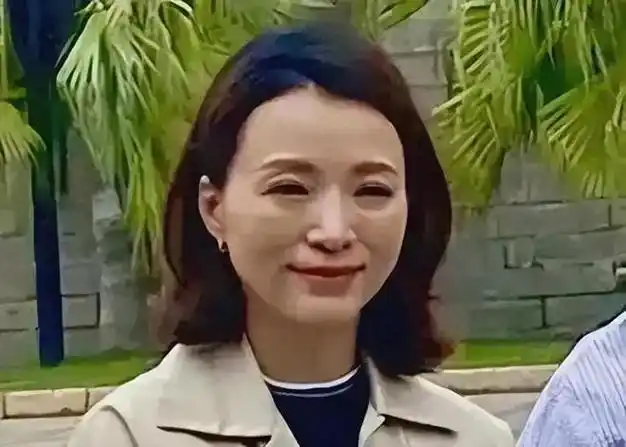 看董卿生图,49就老成这样?素颜大变样,腿叉开站跟路边大妈无异