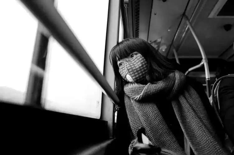 公交车茫然望着窗外的姑娘.