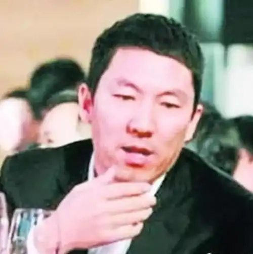 2010年,李小冉被孙东海用艾滋针头抵喉,李小冉大哭:放过我吧