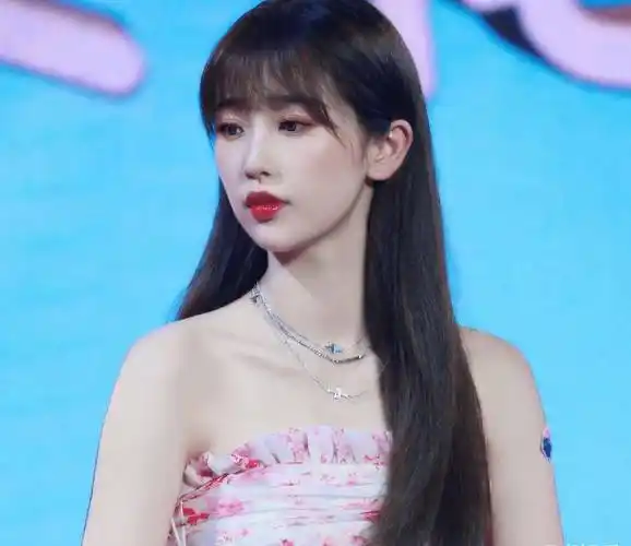 虞书欣出席品牌活动,齐刘海花瓣裙少女感满满,这腿型认真的?