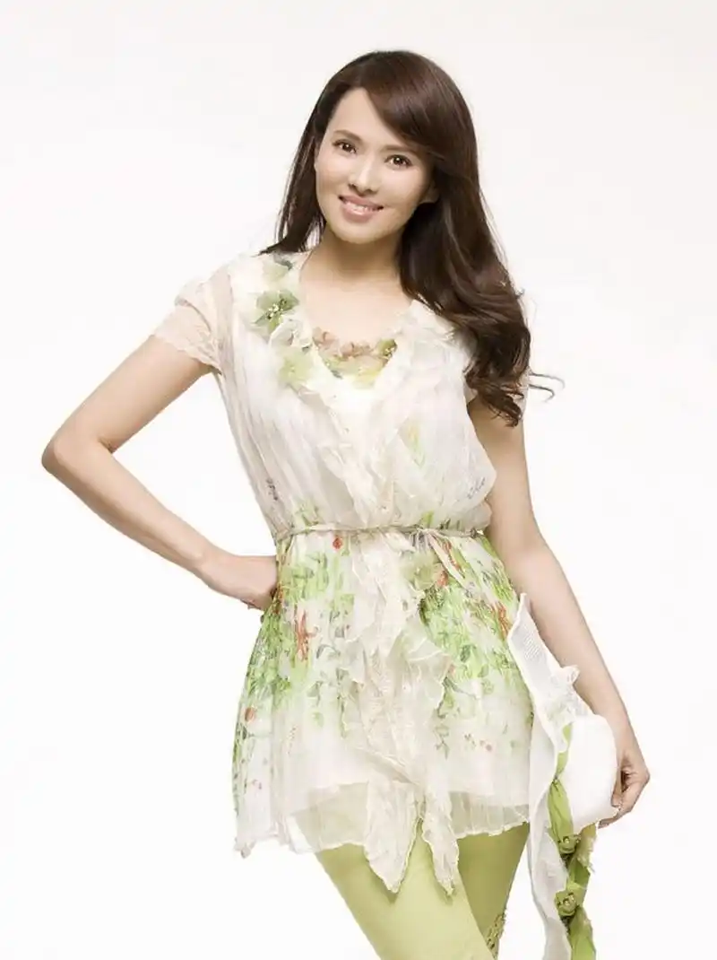 伊能静是一位多才多艺的艺人,她以演员,歌手,主持人和作家的身份活跃