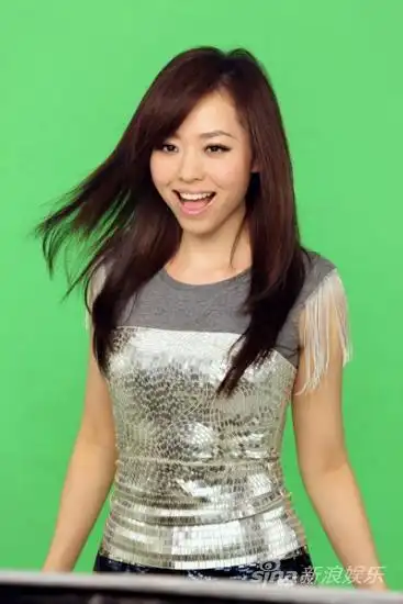 张靓颖与大嘴巴合作拍mv 红衣上阵热力四射(图)