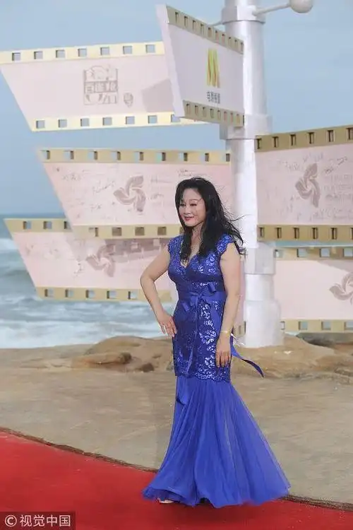 王姬一袭蓝色长裙长裙走上红毯,可以说风韵犹存.