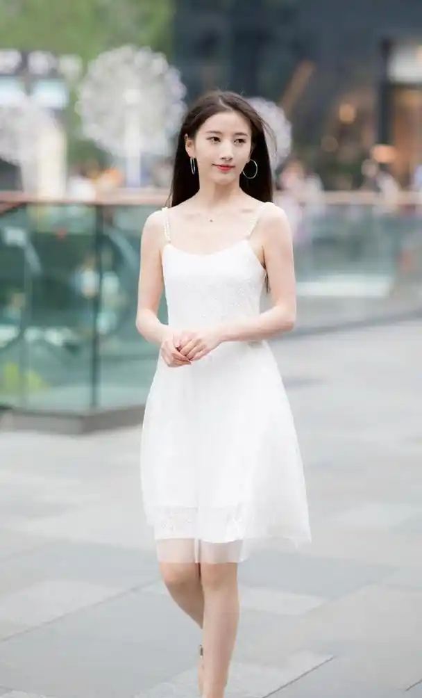 美女选择白色连衣裙穿出清凉效果做个气质优雅的白衣仙子