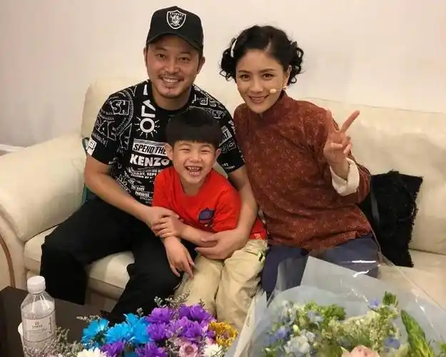 虽然住的有一些拥挤,但是胡可的父母毫无怨言.