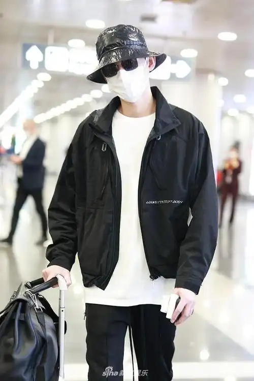 新浪娱乐讯 2021年3月16日,北京,张翰现身机场.