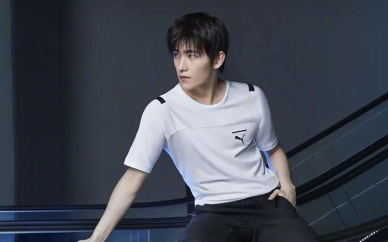 杨洋街头运动风帅气高清桌面壁纸