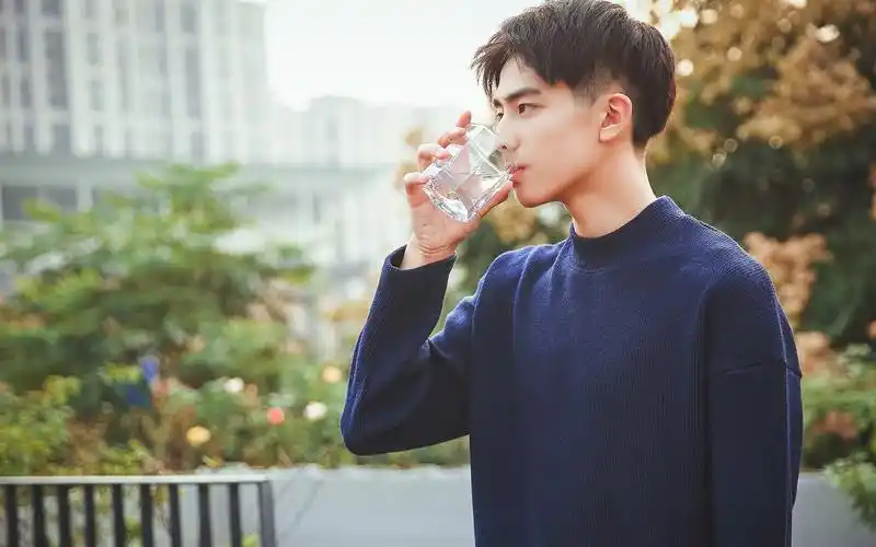 国民校草宋威龙高清壁纸下载-日韩明星-壁纸下载-美桌网