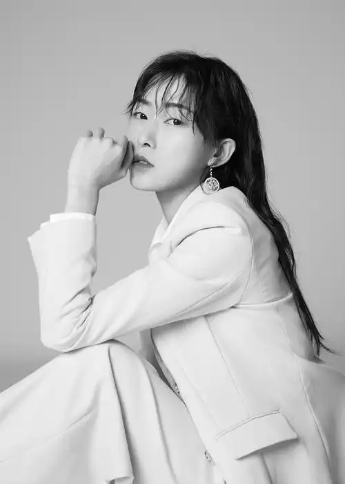 刘洛汐全新写真大片曝光 粉色西装可攻可萌气场全开