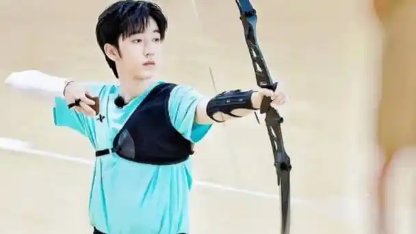 时代代言人#【贺峻霖】运动会|闪闪发光的他之"射箭小能手"-拿起弓箭