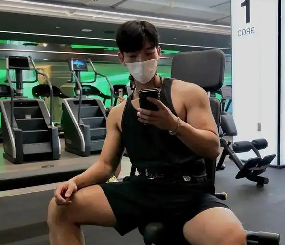 33岁的运动男博主,拥有完美的身材和肌肉线条,分享健身秘诀