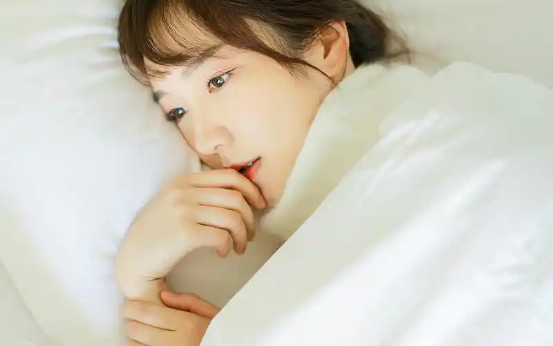 白色毛衣女孩甜美笑容治愈写真图片桌面壁纸第二辑