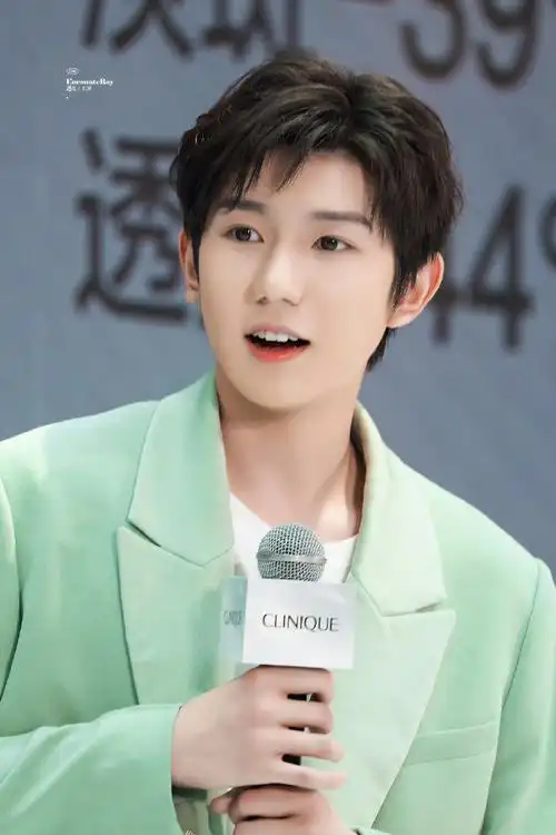 王源说巡演至少开四场#王源今日份活动饭拍,可爱又帅气的源哥.