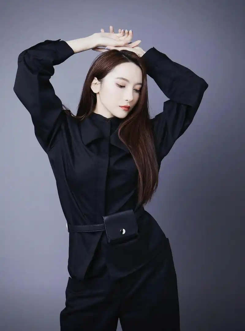 原创27岁的陆婷如此惊艳!大波浪卷发配亮片吊带连衣裙,美貌让人迷醉