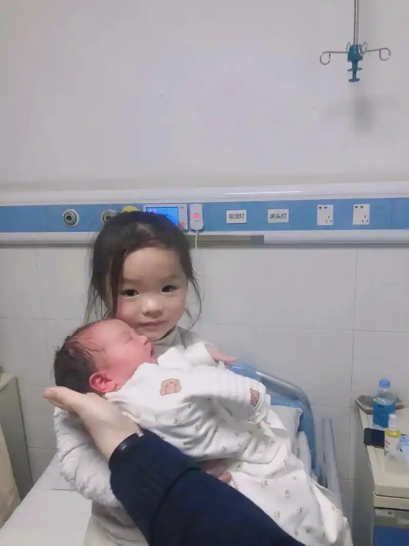 姐姐的小手稳稳的抱着妹妹,一起相伴,成长,你们是爸爸妈妈的宝 - 抖音