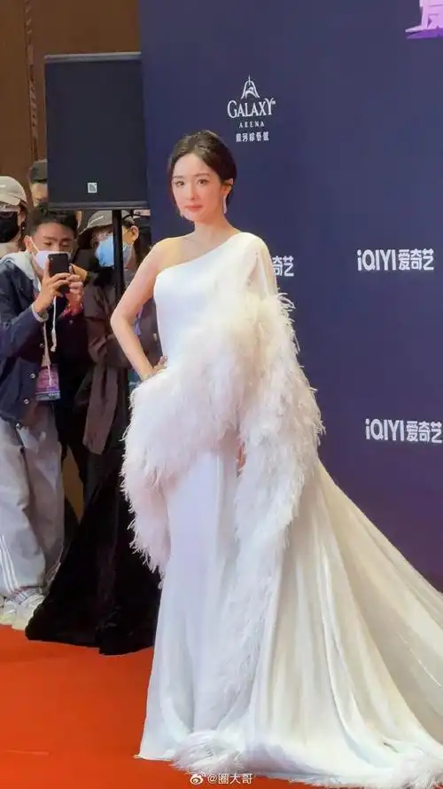 杨幂红毯赢了##杨幂白色羽毛长裙梦回仙剑三##尖叫之夜红毯