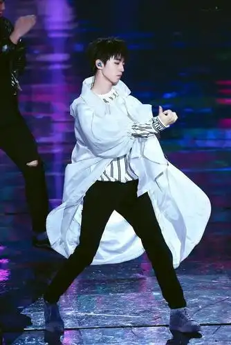 王俊凯真是自带渣苏感!舞蹈太撩了吧,日常羡慕女伴舞!