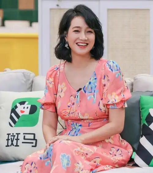 朱丹真是俩娃辣妈穿金色连衣裙华丽高级曲美动人美到不敢认