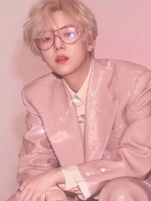 鹿晗壁纸  #粉色系  醒图用来p图不错子,把背景延长了做成壁纸脸静换