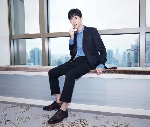 于朦胧只是穿了套牛仔私服清新俊逸帅到炸裂大长腿比女人还细