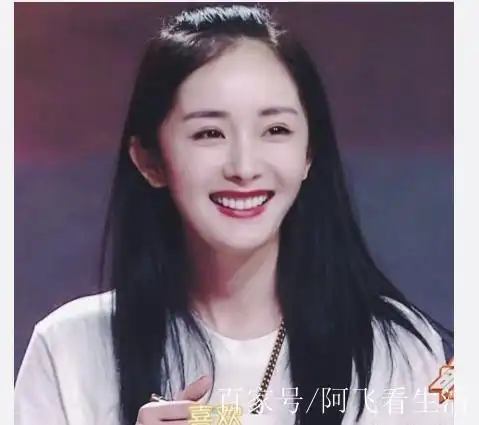 杨幂的"月牙笑"很美,不适合抿嘴,怎会有笑起来如此好看之人