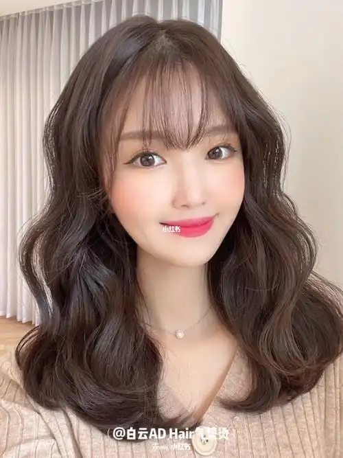 秋冬季节蛋卷头烫齐肩法式烫减龄