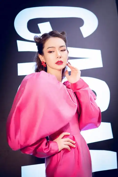 > 戚薇粉色礼裙性感优雅写真图片(6/8)