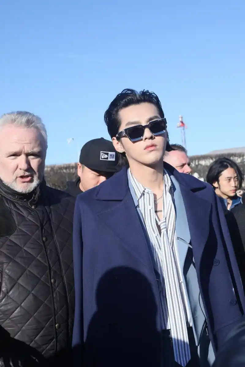 吴亦凡陈立农共同现身巴黎时装周 同框比耶合影