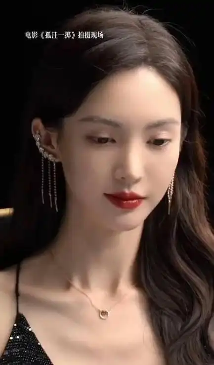 换角"叶灵儿"金晨:肤白貌美,身材丰腴傲人,眼神勾魂有