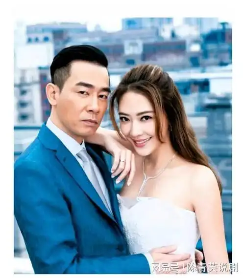 56岁陈小春又当爸应采儿素颜出境孕味十足