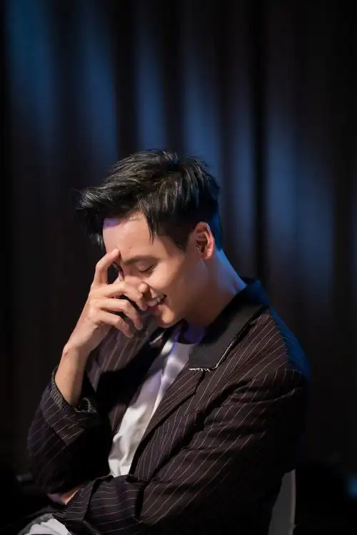 每日易星闻 【笑届奇才陈伟霆】 被william威廉陈伟霆 笑容圈粉来报道