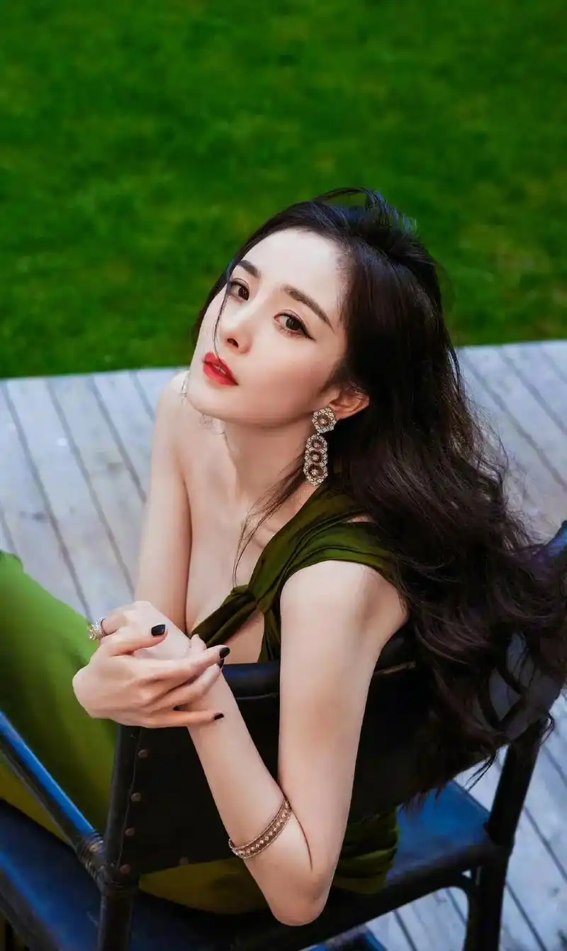 杨幂 美艳大气写真.#气质女神 #一眼沦陷  - 抖音