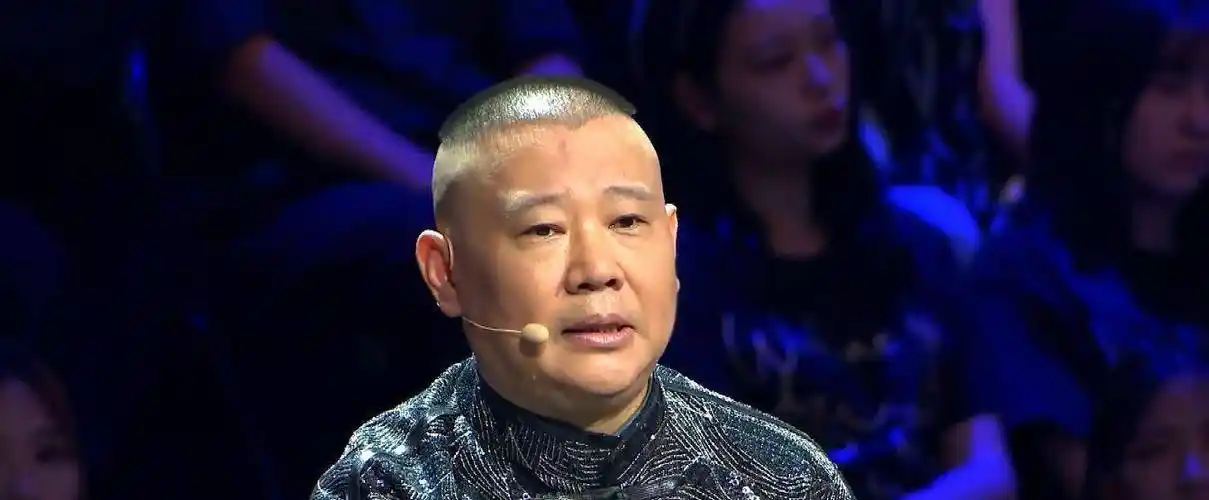 郭德纲夫妻罕见同框,王惠发色惹眼,两人夫妻相明显_王慧_视频_网友